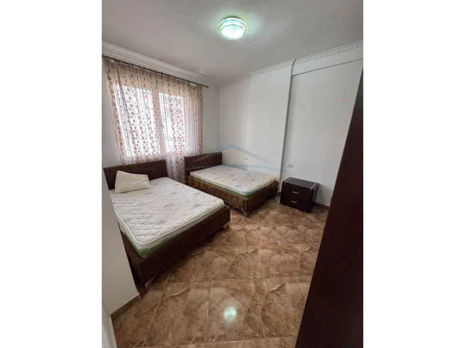 Tirane, jepet me qera apartament 2+1+Ballkon Kati 4, 104 m² 550 € (astir)