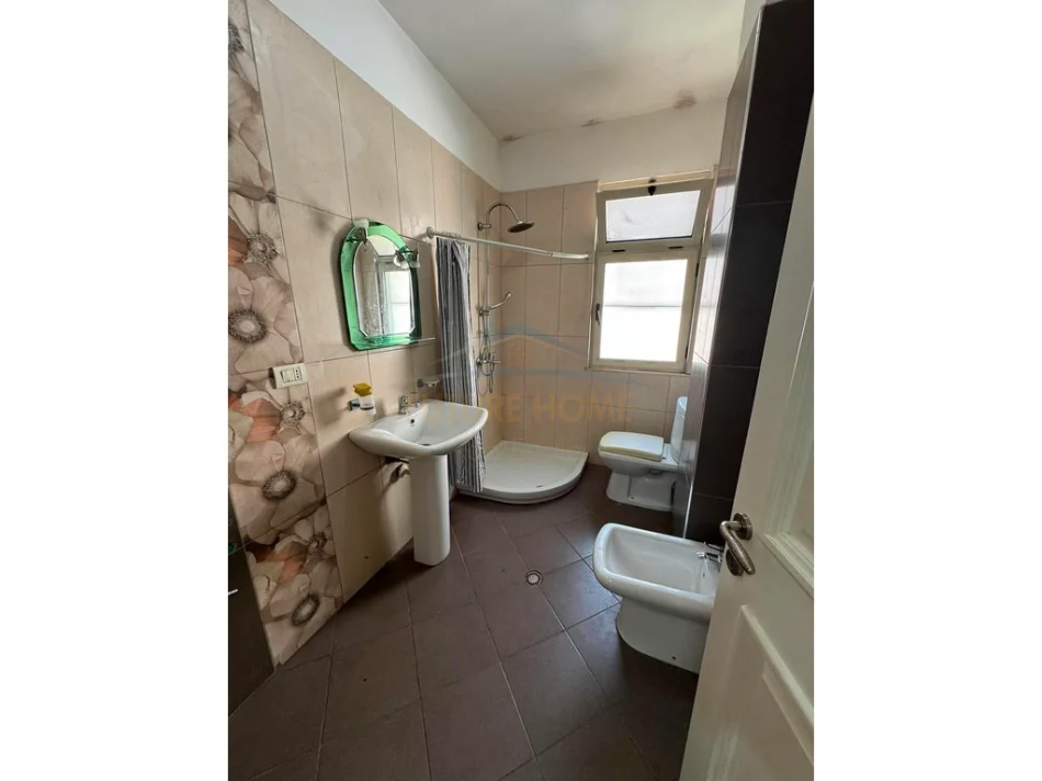 Tirane, jepet me qera apartament 2+1+Ballkon Kati 4, 104 m² 550 € (astir)