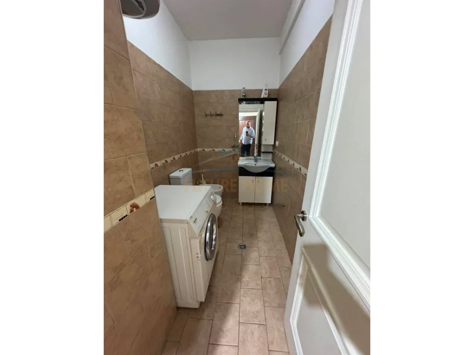 Tirane, jepet me qera apartament 2+1+Ballkon Kati 4, 104 m² 550 € (astir)