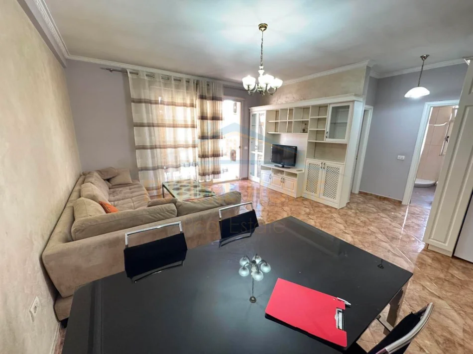 Tirane, jepet me qera apartament 2+1+Ballkon Kati 4, 104 m² 550 € (astir)