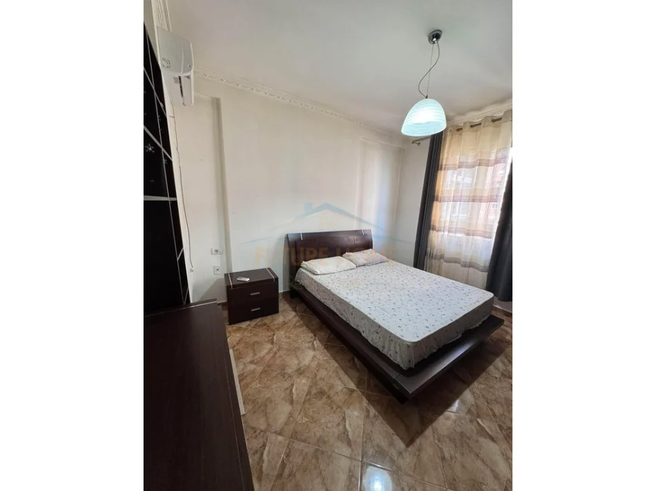 Tirane, jepet me qera apartament 2+1+Ballkon Kati 4, 104 m² 550 € (astir)
