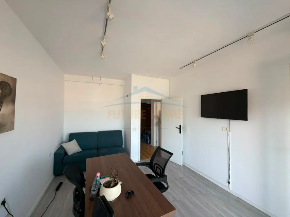 Qera, Ambient per zyra, Komuna e Parisit, Tirane 0696069906