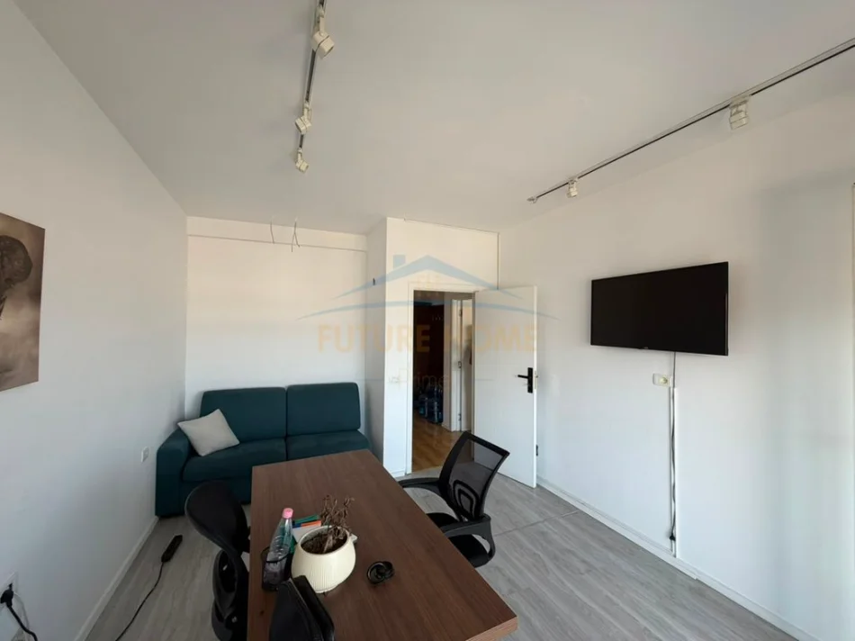 Tirane, jepet me qera zyre Kati 8, 131 m² 1.100 € (Komuna e Parisit)