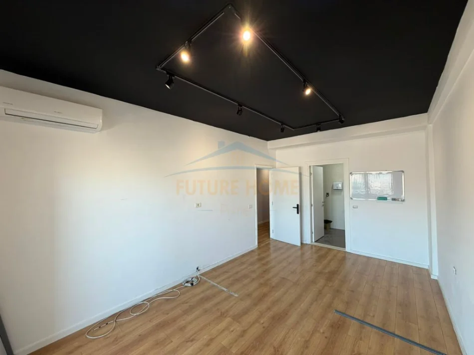 jap me qera ambjent biznesi Kati 8, 130 m² 1.100 € (KOMUNA E PARISIT)