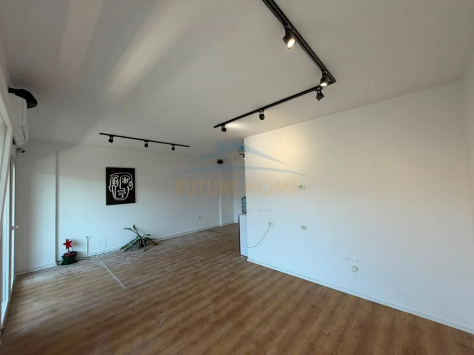 jap me qera ambjent biznesi Kati 8, 130 m² 1.100 € (KOMUNA E PARISIT)