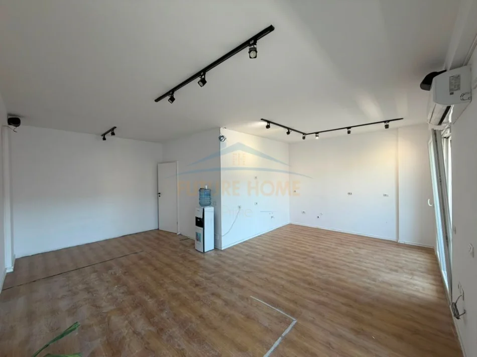 Tirane, jepet me qera zyre Kati 8, 130 m² 1.100 € (Komuna e parisit)