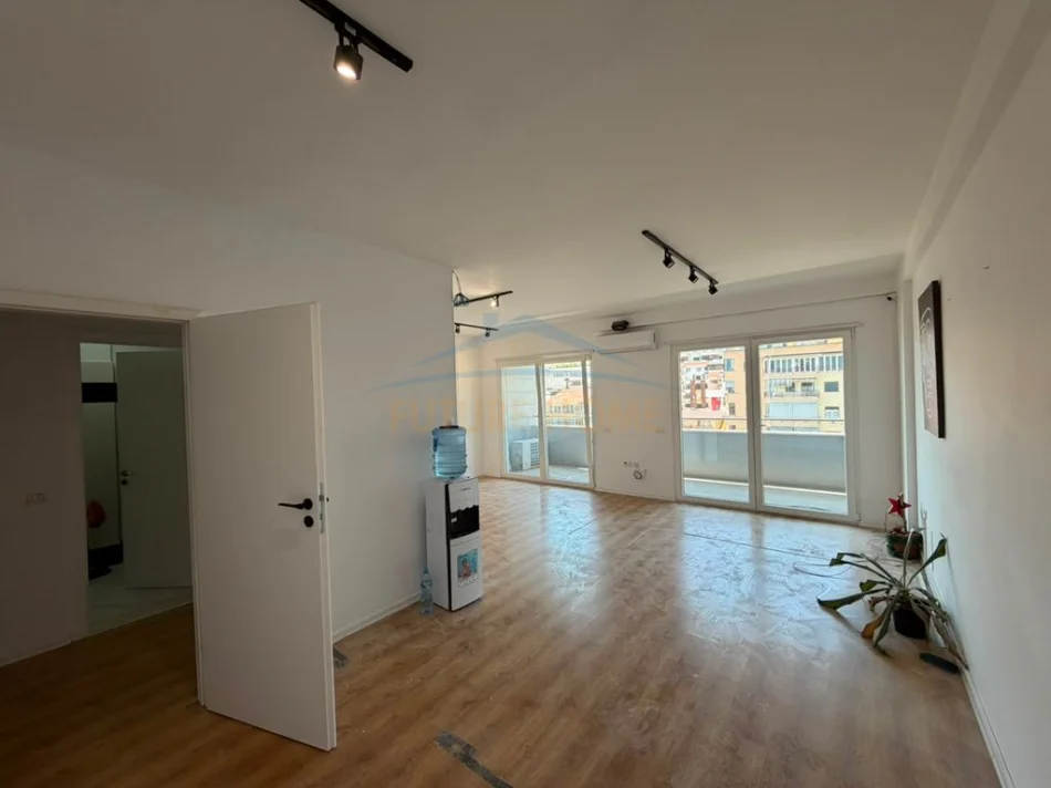 Tirane, jepet me qera zyre Kati 8, 130 m² 1.100 € (Komuna e parisit)