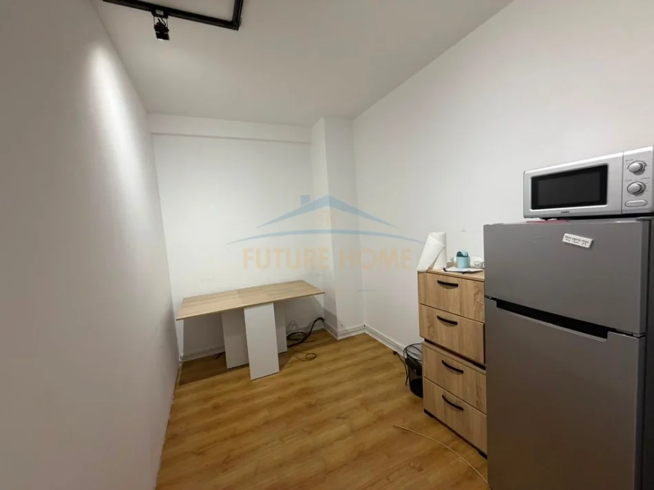 Tirane, jepet me qera zyre Kati 8, 131 m² 1.100 € (Komuna e Parisit)