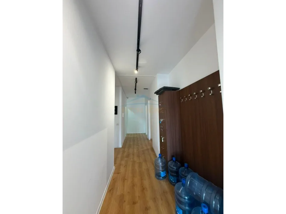 Tirane, jepet me qera zyre Kati 8, 131 m² 1.100 € (Komuna e Parisit)