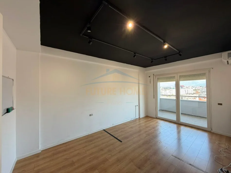 Tirane, jepet me qera zyre Kati 8, 131 m² 1.100 € (Komuna e Parisit)
