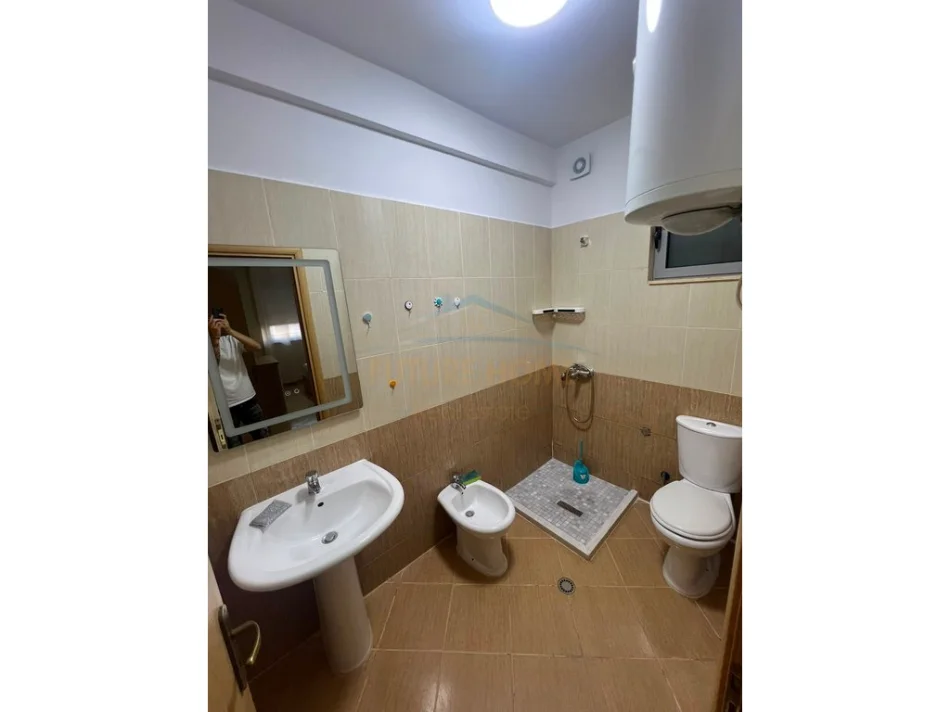 Tirane, jepet me qera apartament 2+1 , 97 m² 600 € (Unaza e Re)