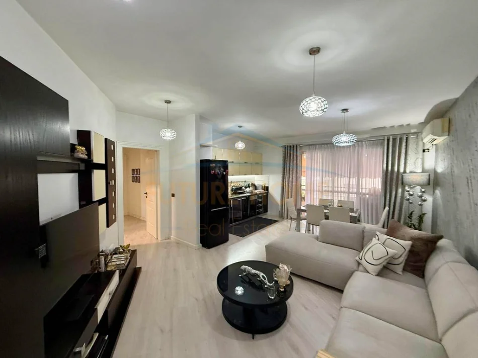 Tirane, shitet apartament 3+1+Ballkon Kati 5, 136 m² 250.000 € (UNAZA E RE)