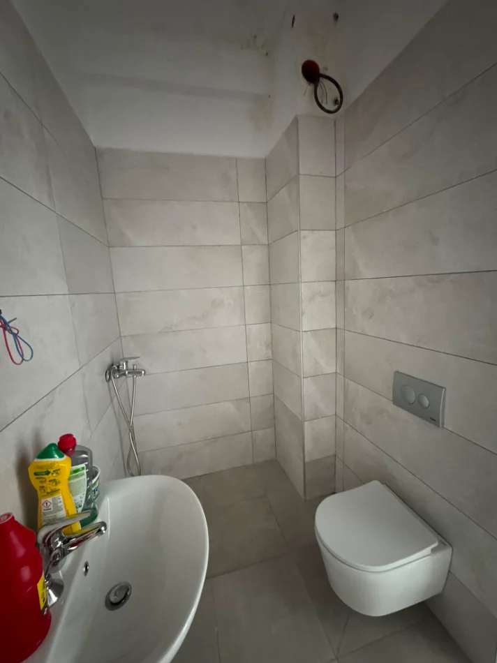 Tirane, jepet me qera zyre Kati 3, 60 m² 500 € (Henke Residence)