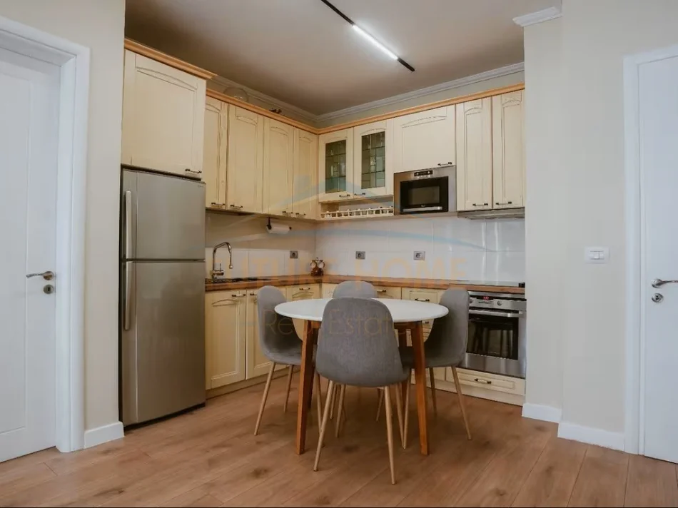 Tirane, jepet me qera apartament 2+1+Ballkon Kati 5, 90 m² (Unaza e Re)