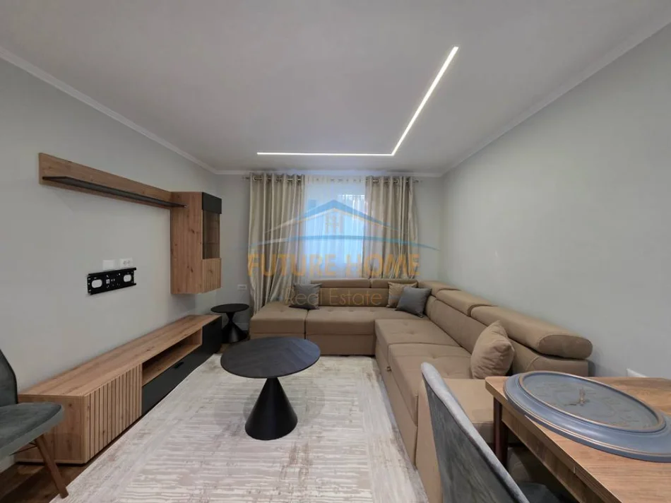 Tirane, jepet me qera apartament 2+1 Kati 1, 90 m² 1.000 € (qender)