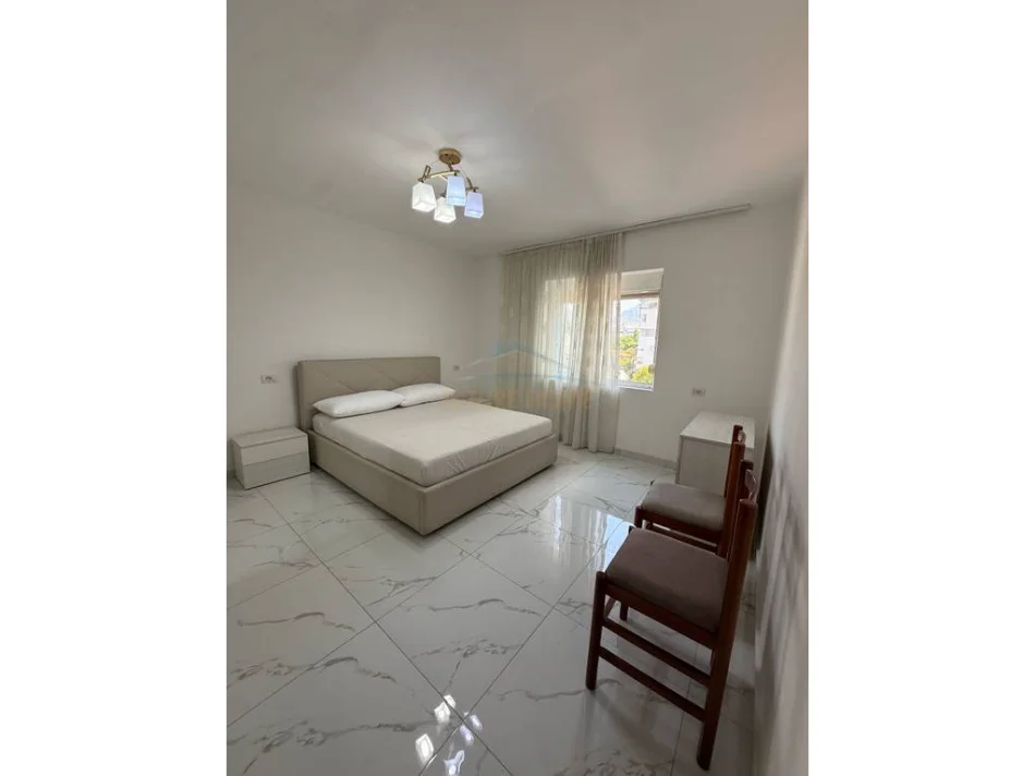 Tirane, jepet me qera apartament 3+1 Kati 3, 89 m² 650 € (rruga bardhyl)