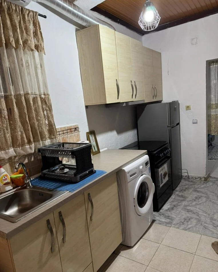 Tirane, jepet me qera shtepi 2+1 Kati 1, 80 m² 300 € (rruga Xhanfize Keko)