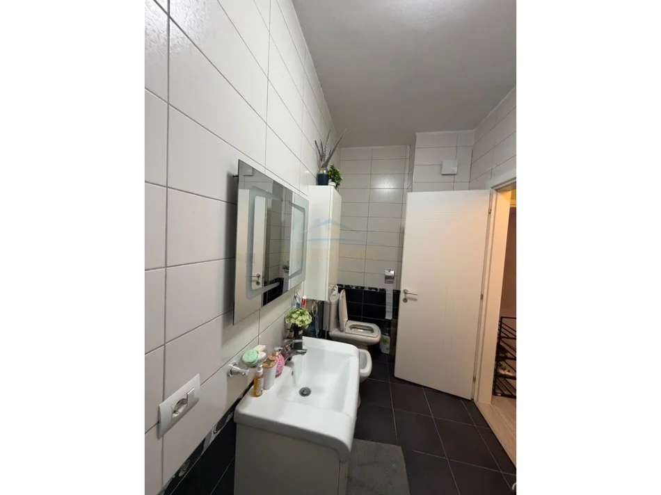Tirane, shitet apartament 2+1+2+Post Parkimi+Ballkon Kati 8, 96 m² 185.000 € (Yzberisht)