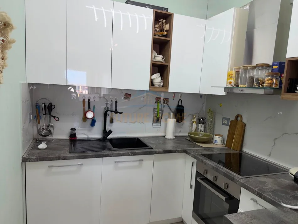 Tirane, shitet apartament 2+1+2+Post Parkimi+Ballkon Kati 8, 96 m² 185.000 € (Yzberisht)