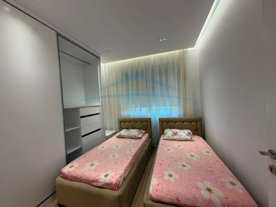 Tirane, jepet me qera apartament 2+1+Ballkon Kati 8, 78 m² 700 € (Rruga e Kavajes)