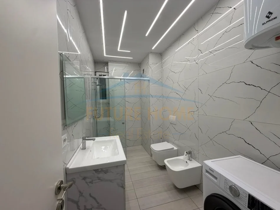 Tirane, jepet me qera apartament 2+1+Ballkon Kati 8, 78 m² 700 € (Rruga e Kavajes)