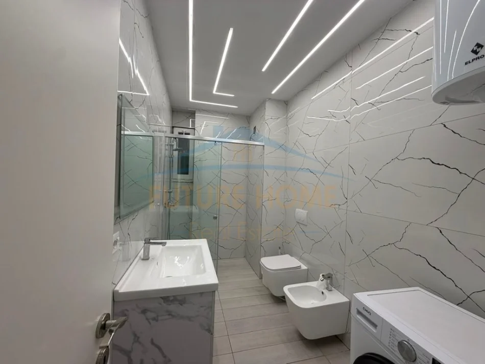 Tirane, jepet me qera apartament 2+1+Ballkon Kati 8, 78 m² 700 € (Rruga e Kavajes)