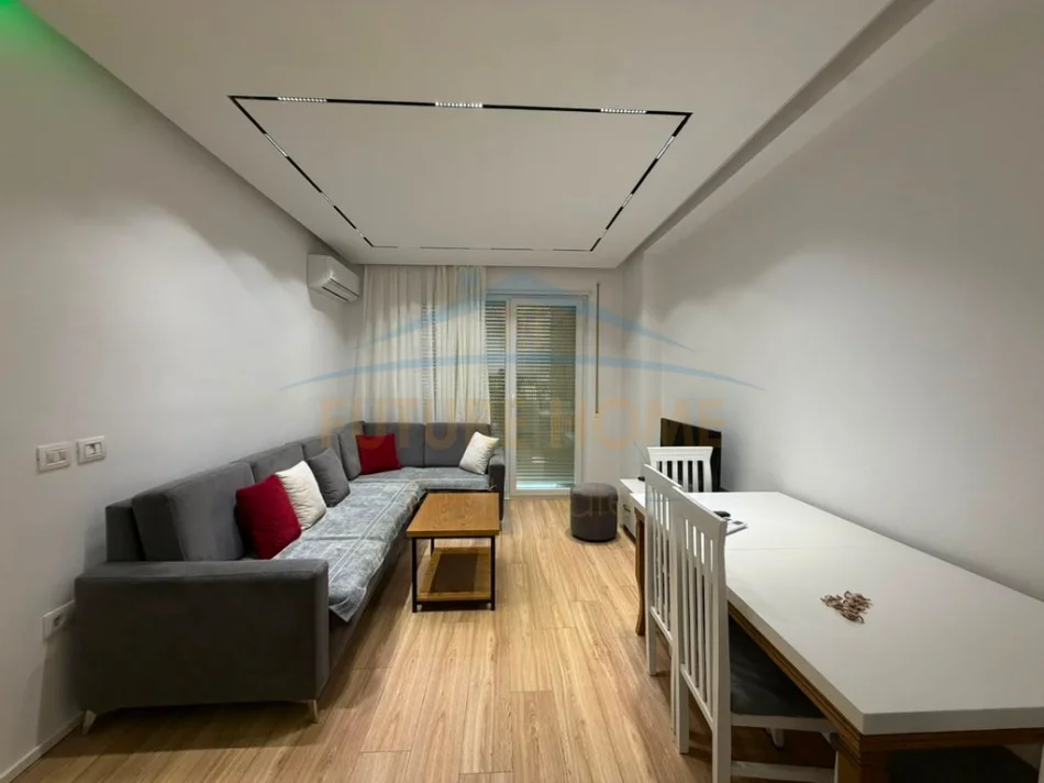 Tirane, jepet me qera apartament 2+1+Ballkon Kati 8, 78 m² 700 € (Rruga e Kavajes)