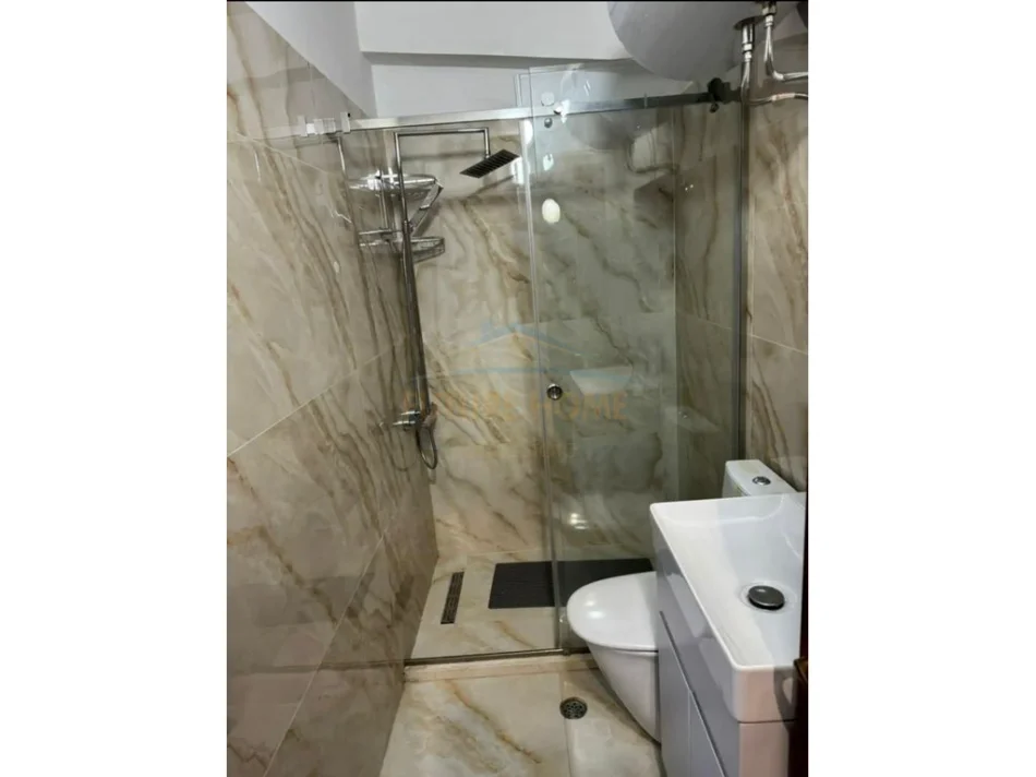 Tirane, jepet me qera apartament 1+1+Ballkon Kati 3, 70 m² 600 € (Liqeni)