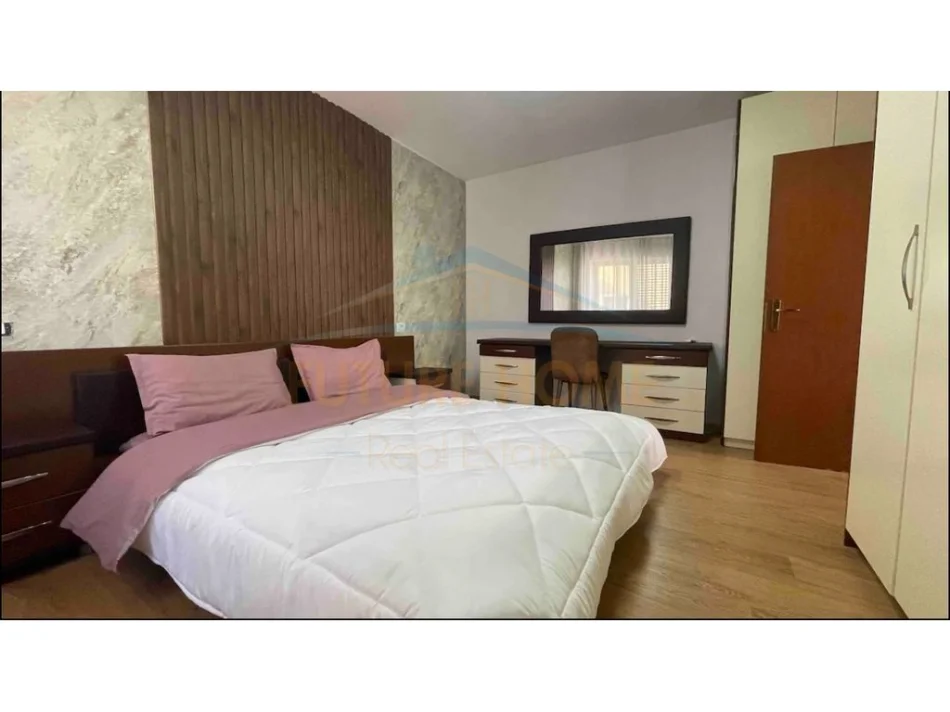 Tirane, jepet me qera apartament 1+1 Kati 3, 70 m² 600 € (Garda)