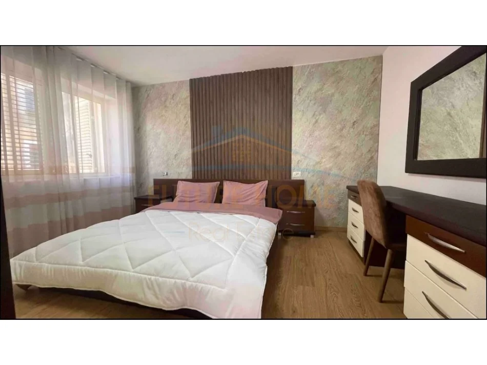 Tirane, jepet me qera apartament 1+1+Ballkon Kati 3, 70 m² 600 € (Liqeni)