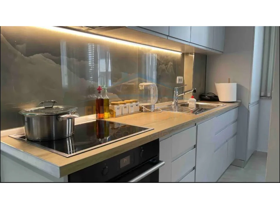 Tirane, jepet me qera apartament 1+1+Ballkon Kati 3, 70 m² 600 € (Liqeni)
