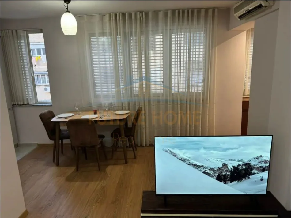 Tirane, jepet me qera apartament 1+1 Kati 3, 70 m² 600 € (Garda)