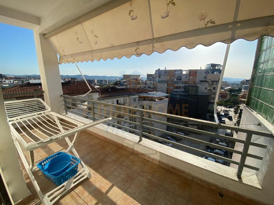 Tirane, jepet me qera apartament 2+1+Ballkon Kati 5, 79 m² 450 € (Fresku)