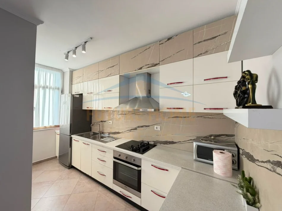 Tirane, shitet apartament 2+1+2+Ballkon Kati 3, 100 m² 159.000 € (Yzberisht)