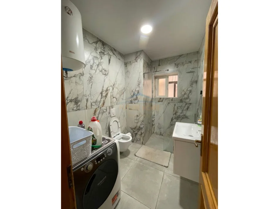 Tirane, jepet me qera apartament 2+1+Ballkon Kati 1, 88 m² 60,000 Lekë (Rruga Dritan Hoxha)