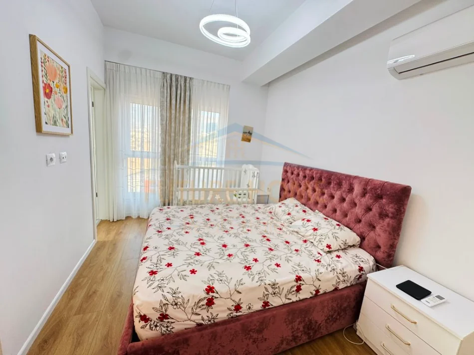 Tirane, jepet me qera apartament 3+1+Ballkon Kati 4, 93 m² 650 € (Ali Demi)