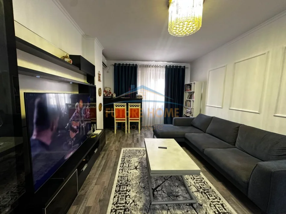 Tirane, jepet me qera apartament 1+1+Ballkon Kati 5, 54 m² 700 € (Komuna e Parisit)