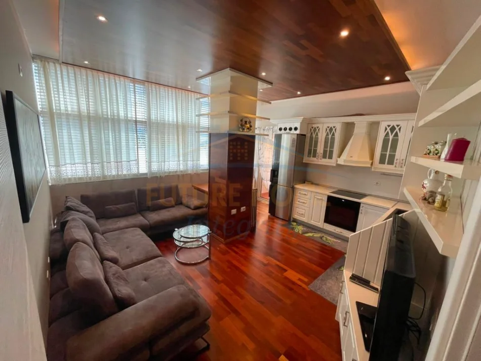 Tirane, jepet me qera apartament 1+1+Ballkon Kati 6, 56 m² 700 € (Pazari i ri)