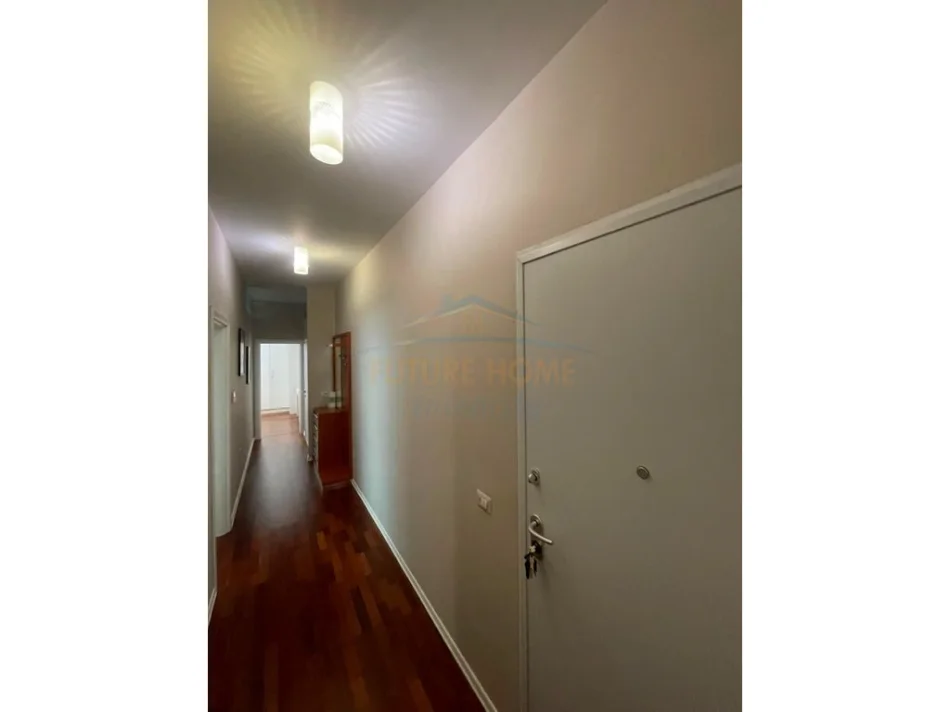 Tirane, jepet me qera apartament 1+1+Ballkon Kati 6, 56 m² 700 € (Pazari i ri)