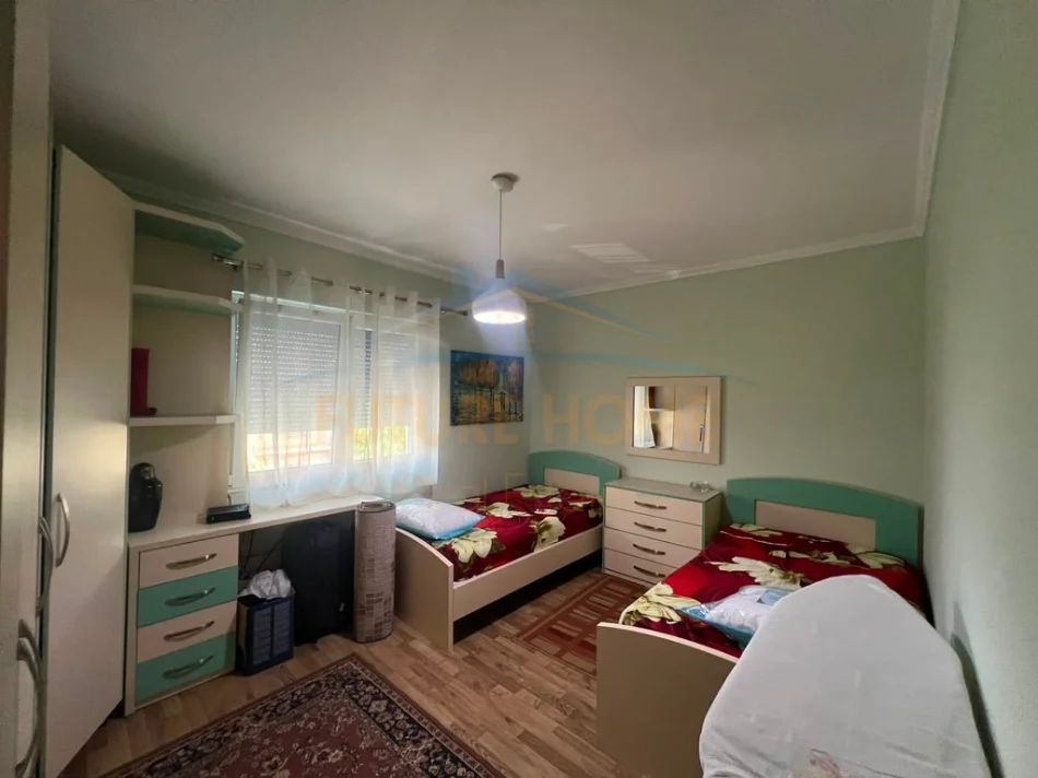 Tirane, jepet me qera apartament 2+1+Ballkon Kati 3, 71 m² 550 € (Oxhaku)