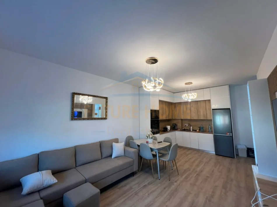 Tirane, jepet me qera apartament 2+1+Ballkon Kati 4, 100 m² 650 € (Paskuqan)