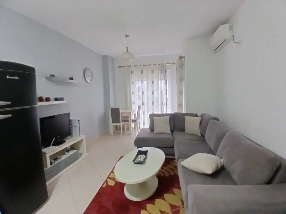 Tirane, jepet me qera apartament 1+1+Ballkon Kati 3, 63 m² 550 € 