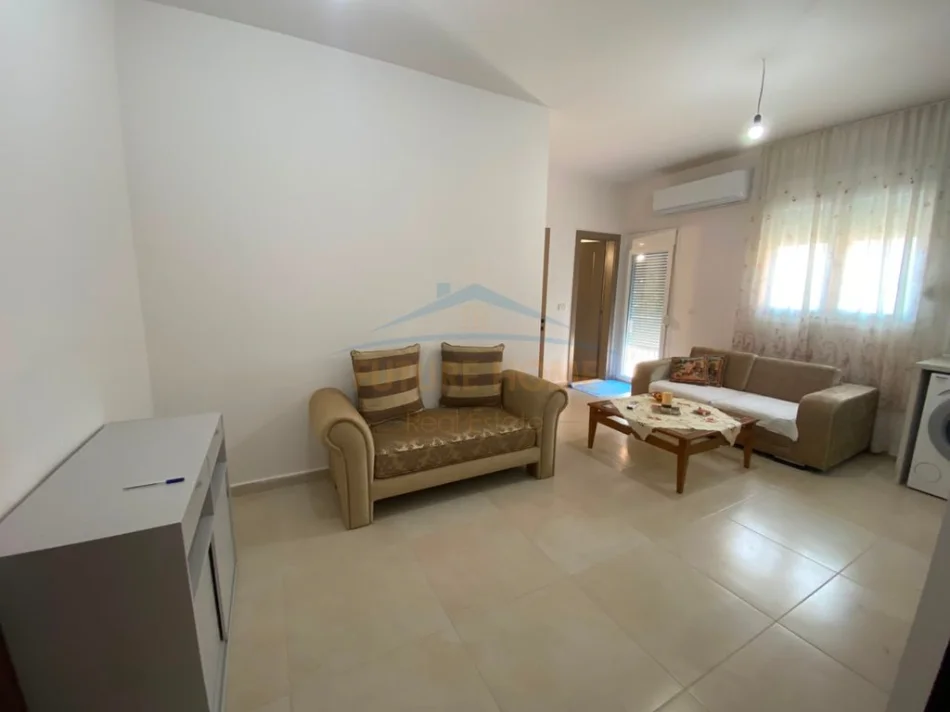 Tirane, jepet me qera apartament 1+1+Ballkon Kati 2, 50 m² 450 € (Unaza e Re)