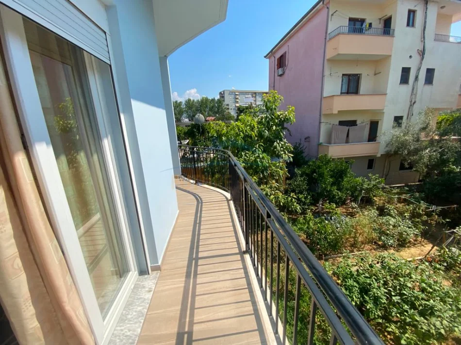 Tirane, jepet me qera apartament 1+1+Ballkon Kati 2, 50 m² 400 € (unaza e re)