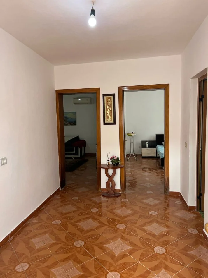 Tirane, jepet me qera shtepi 1 Katshe Kati 1, 400 m² 600 € (Bernardin Palaj)