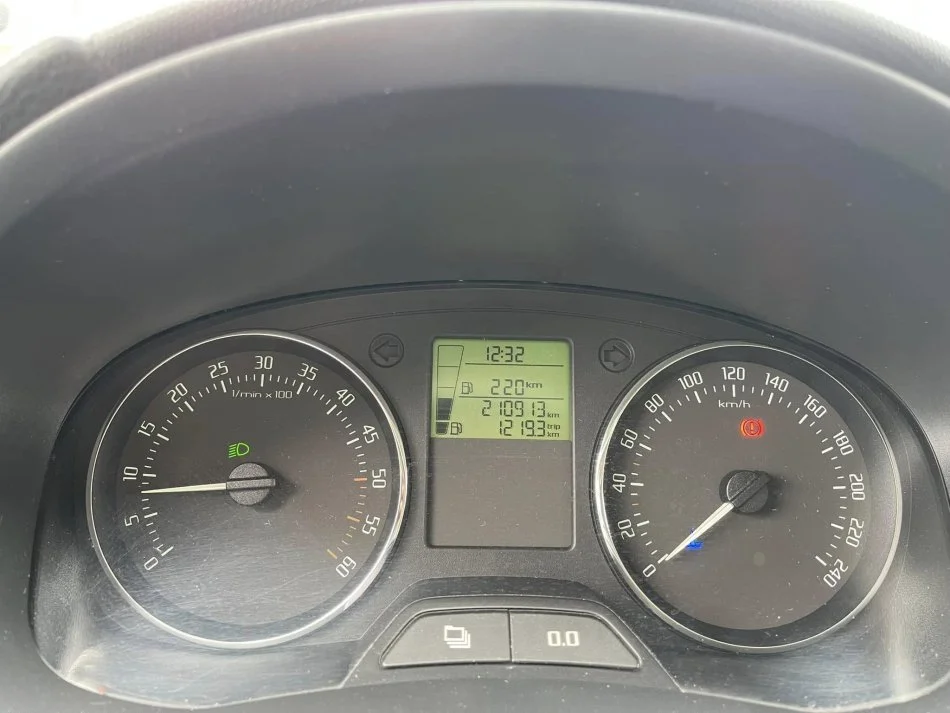 Tirane, shes makine SKODA ROOMSTER Nafte, gri e erret manuale Klima 210.000 km 5.700 €