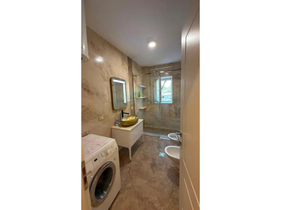 Tirane, jepet me qera apartament 2+1+Ballkon Kati 6, 230 m² 800 € (Fresk)
