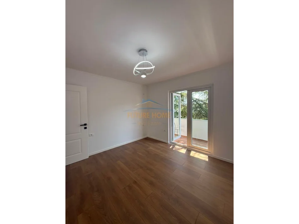 Shitet, Apartament 1+1, Xhamlliku, Tirane. 0696069906