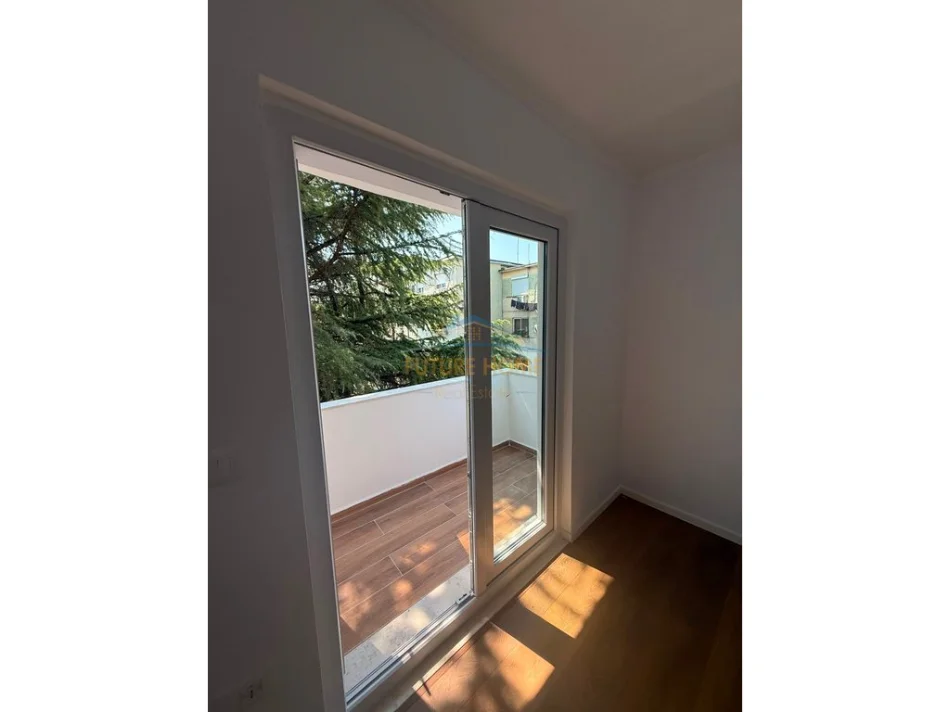 Shitet, Apartament 1+1, Xhamlliku, Tirane. 0696069906