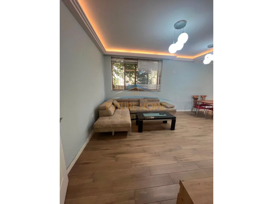 Tirane, jepet me qera apartament 1+1+Ballkon Kati 1, 90 m² 600 € (Rruga e Kavajes)